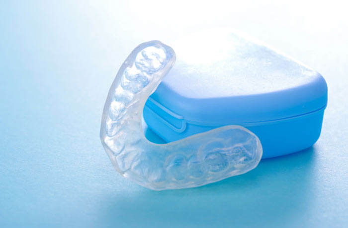 歯ぎしり・食いしばりによる歯への負担を軽減する、歯科医院で作製するナイトガード（マウスピース）