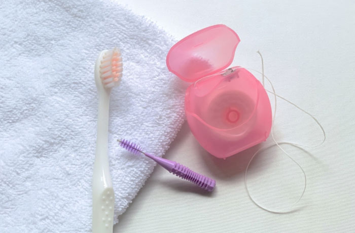 歯ブラシと歯間ブラシやフロス