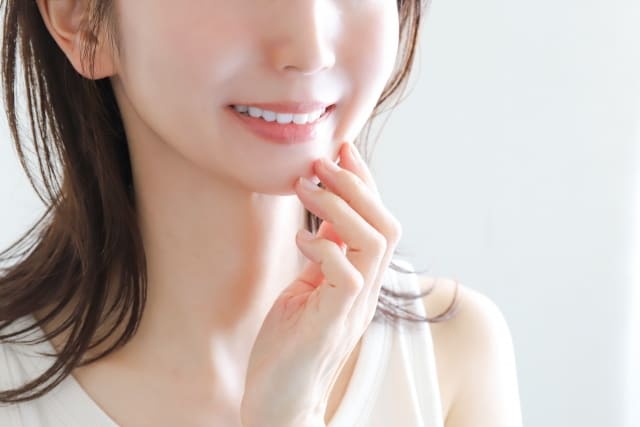 シートタイプのホームホワイトニングで歯を白くする女性の口元イメージ（自宅ケア・手軽・ホワイトニング）